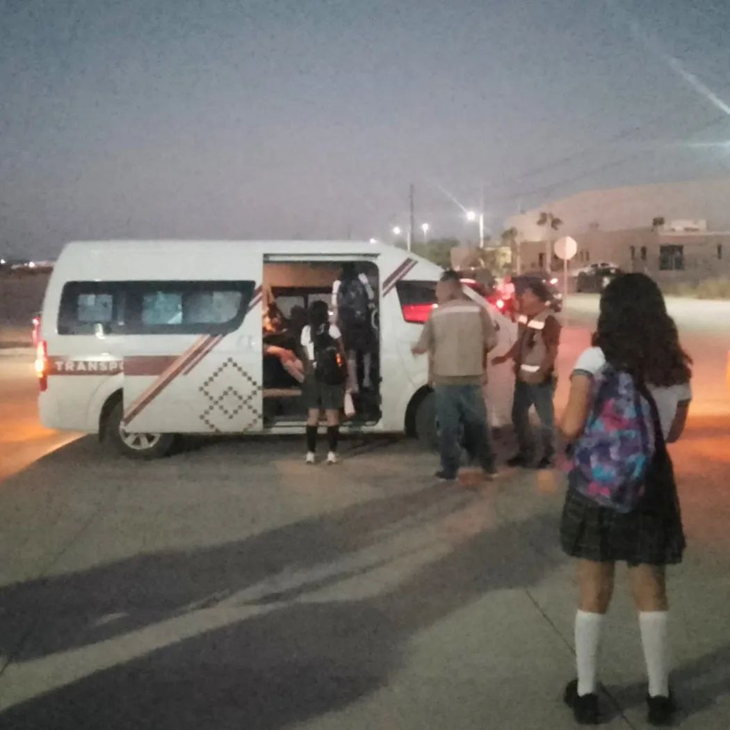 Nuevas vans pasan frente a la entrada de escuelas